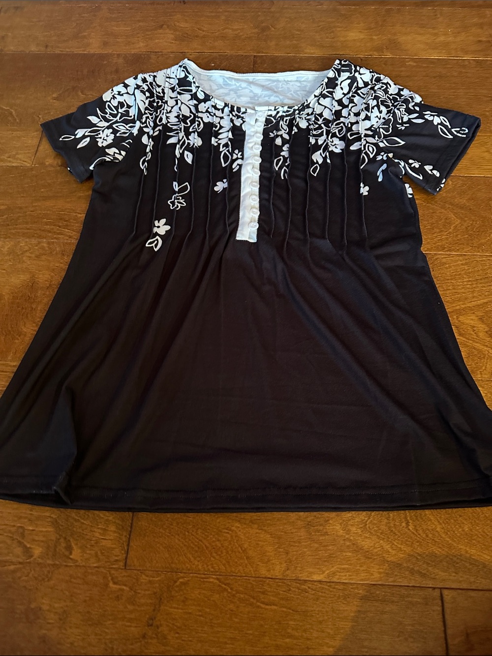 Source Unknown Black and White Floral Pleated Short Sleeve Top